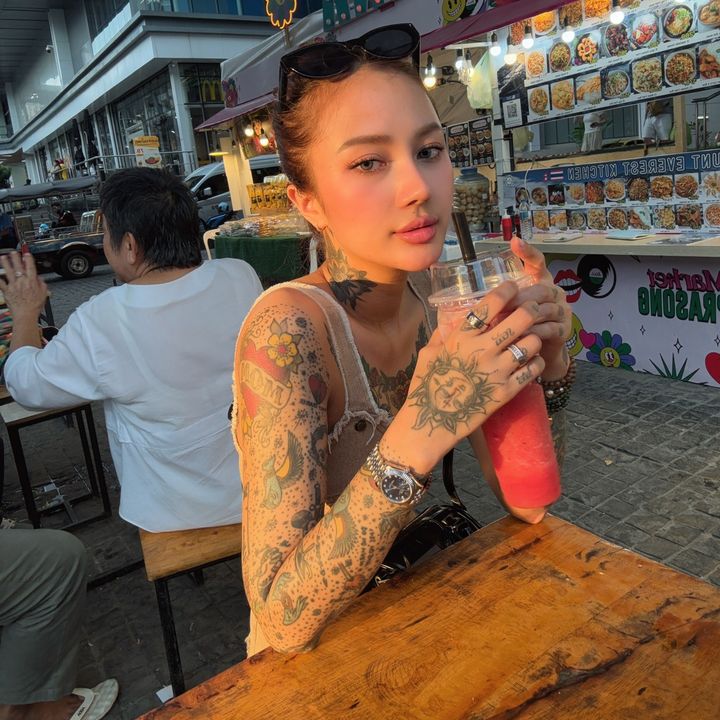 Hướng nội hay cười