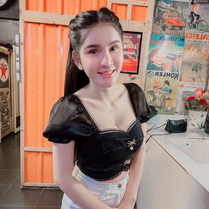 หญิง ชะนีขายสวย