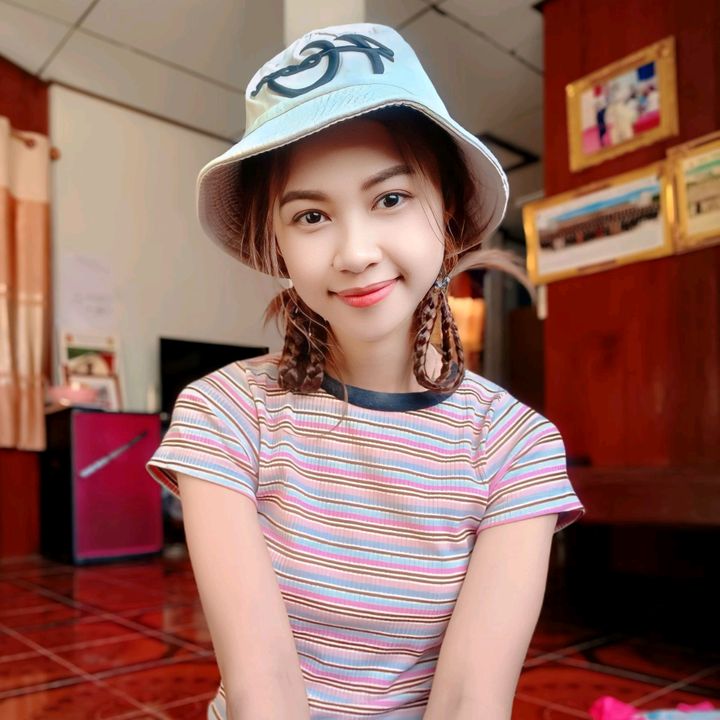 ｡◕‿◕｡B E E B I E (◠‿◕)