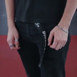 Guybehindtheglassez