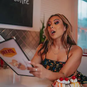 Kyra G