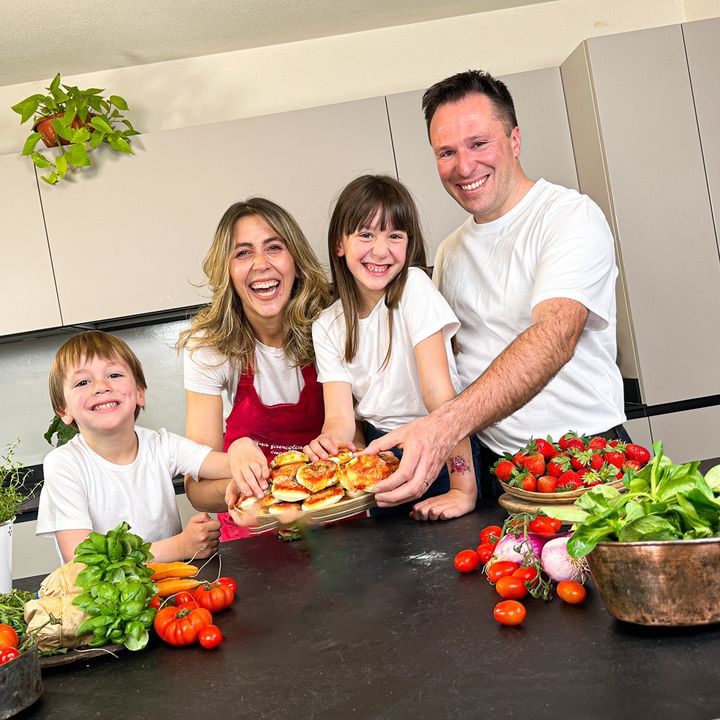 Una famiglia in cucina