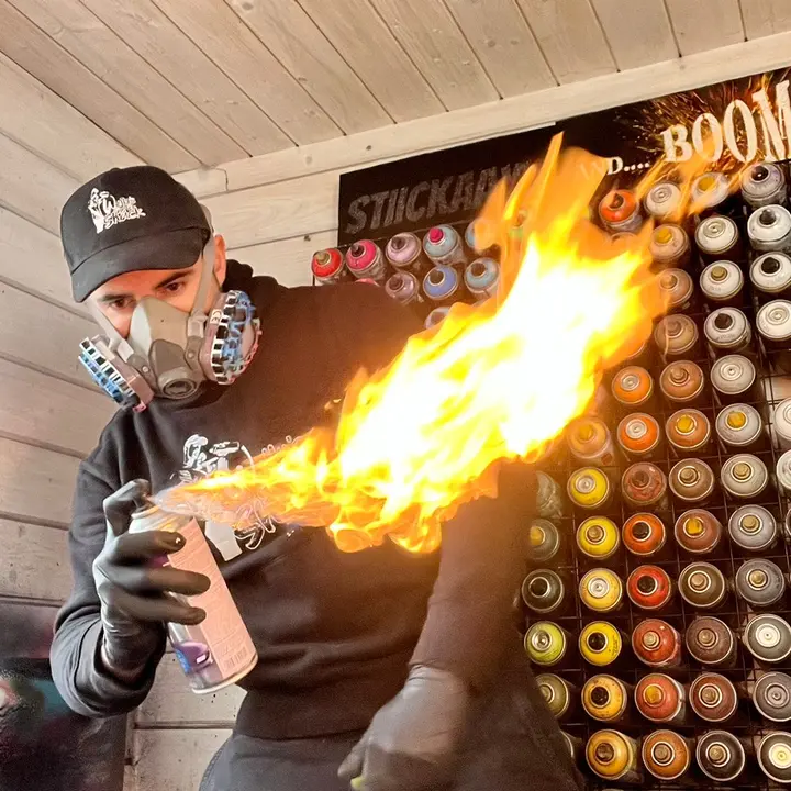 TomWellyWells - Spray Artist