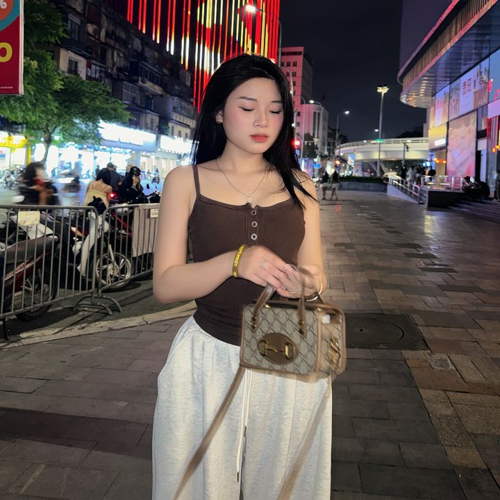 Bé Thảo Bán Đầm