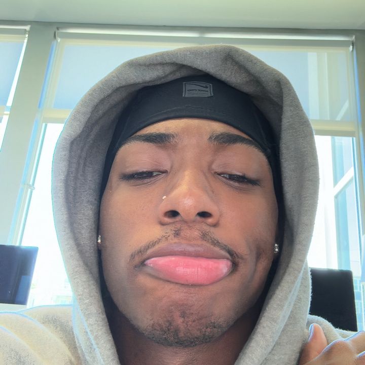 ￼