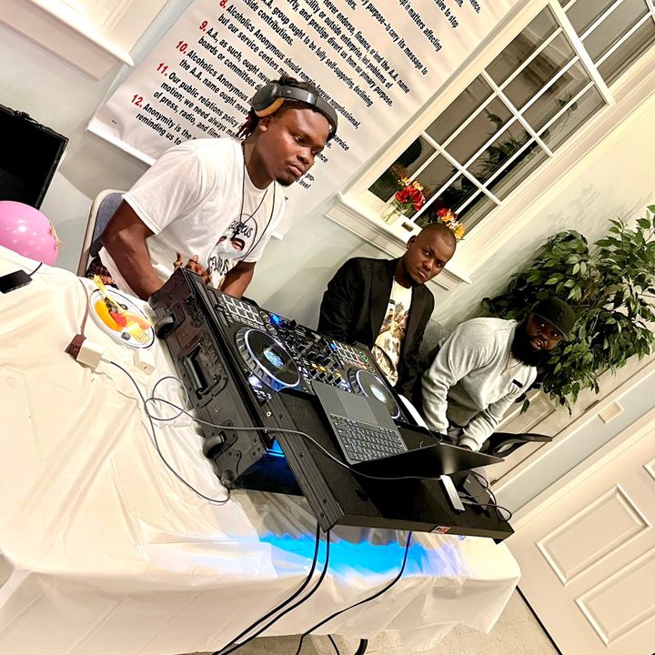 Performance musical DJ &Atis📻