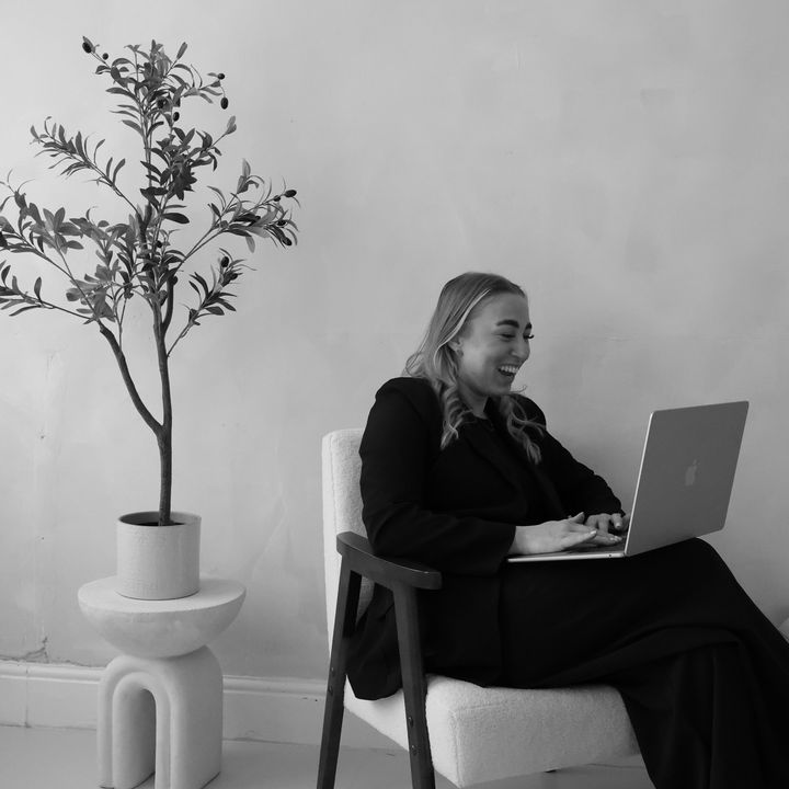 Poppy - Skincare Specialist
