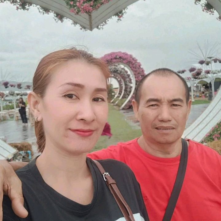 แก่นศักดิ์ กับ แอน ไม่สนโลก