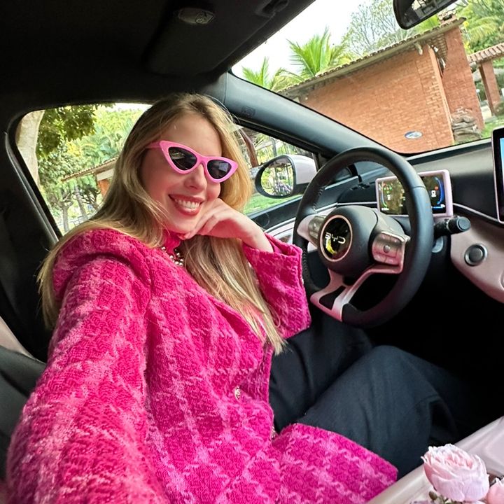 A garota do BYD rosa