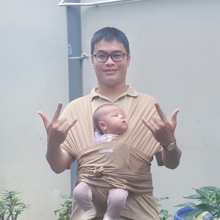 Ba Quyền chăm con