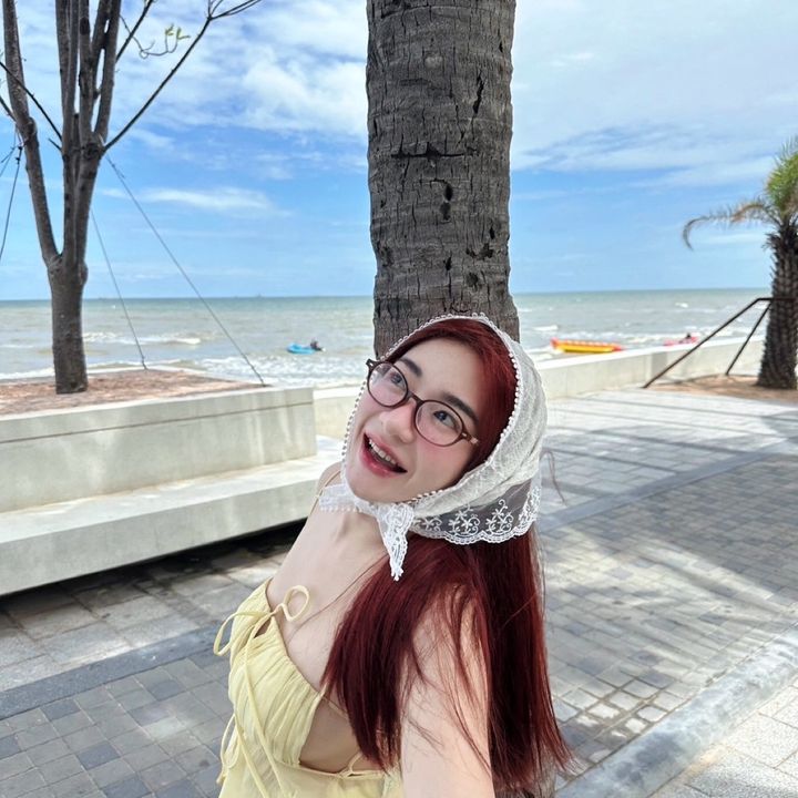 B👩🏻‍🎨