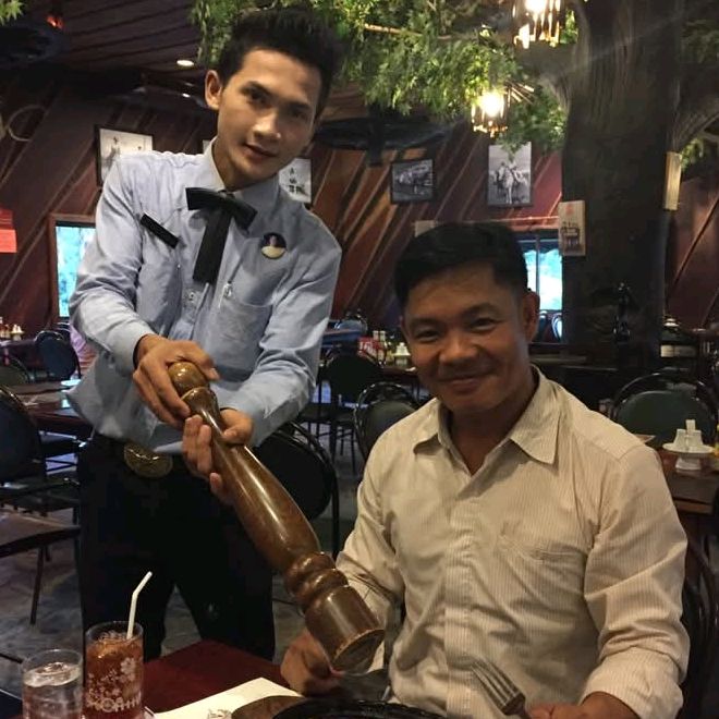 ธร โชคดี