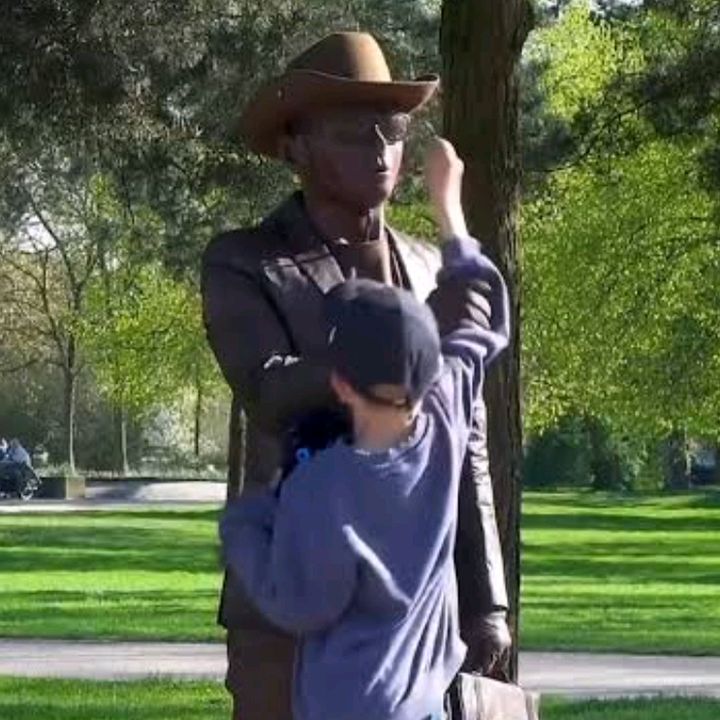 STATUE SURPRISE