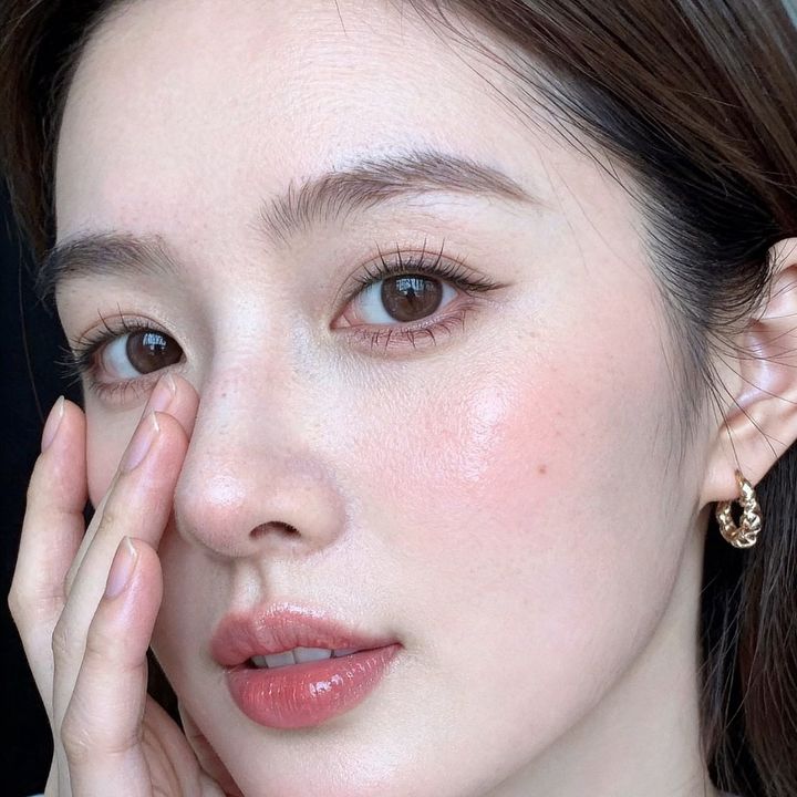 Bé Linh bán đồ dùng