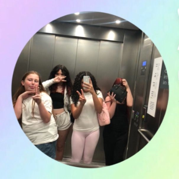 𝙲𝚑𝚕𝚘𝚎 𝚛𝚘𝚜𝚎 💕