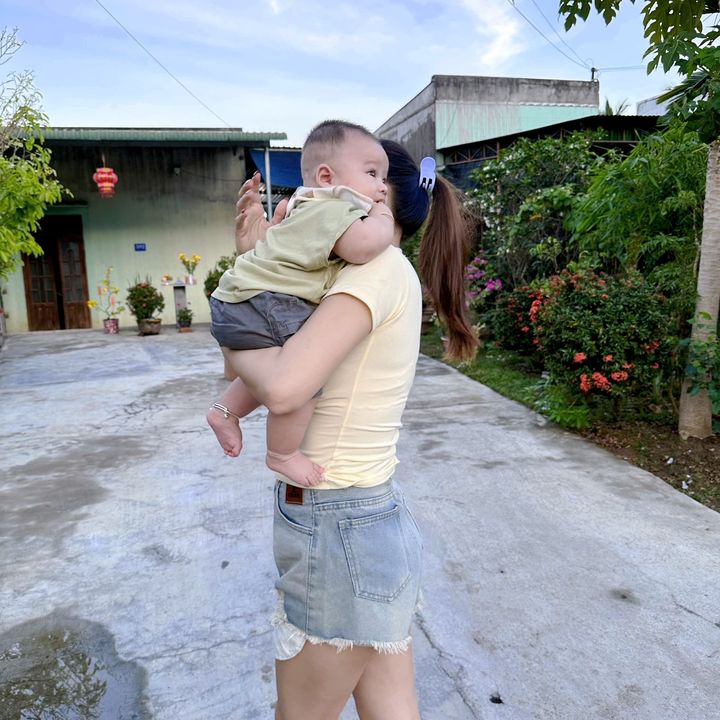 Vy mẹ em sóc