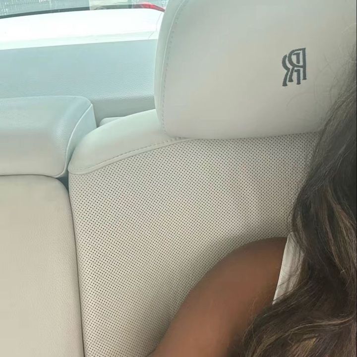 ￴