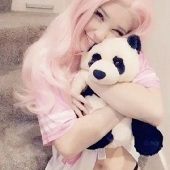 >_<