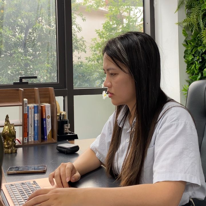 Chị Tóc Bạc