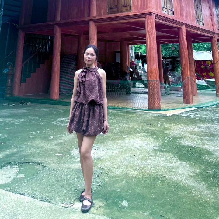 Cô gái bản