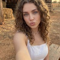 Creator Sara Santos