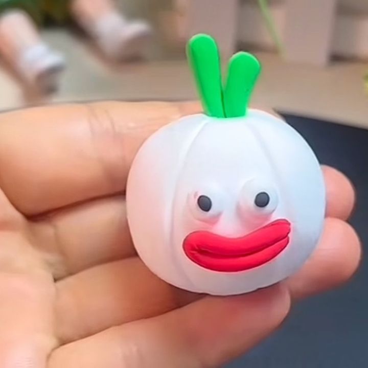 Bé Mi thích nặn