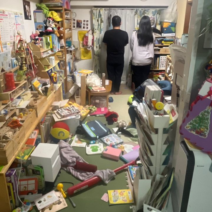 でいご夫婦｜知育グッズに埋もれる汚部屋整え中🌿