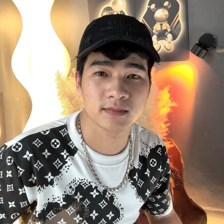 Văn Tiến Review