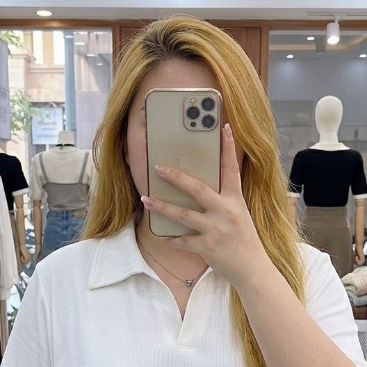 เสื้อยืดกับสาวผมทอง