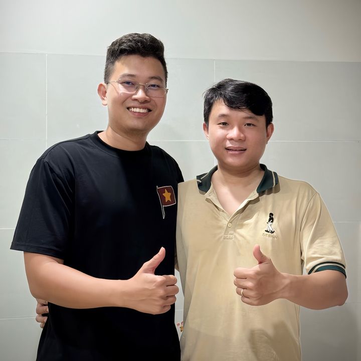 Hai Anh Em Không Giống Ai