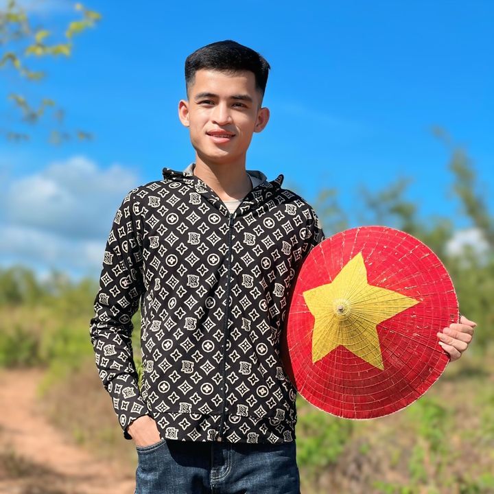TUẤN Ở QUÊ