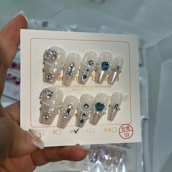 Daisy nalis