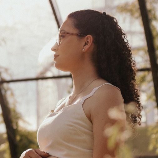 Alana em casa