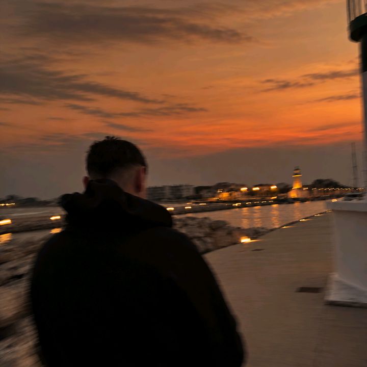 G R E G' メ𝟶