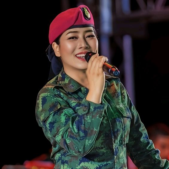 น้ำผึ้งทหารสาวเสียงใส