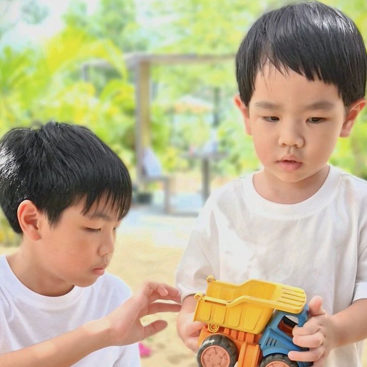Léo (เลโอ) & Leö (ลีโอ)