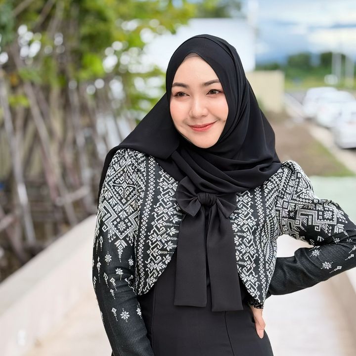 ครูหญิงชุดสวย