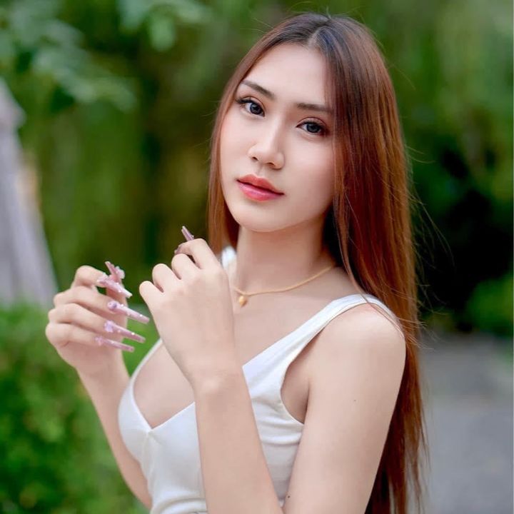 เด็กหญิงอมยิ้ม