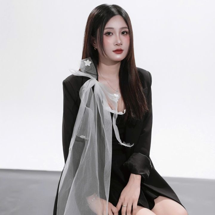 Đẹp gái đi dép trái