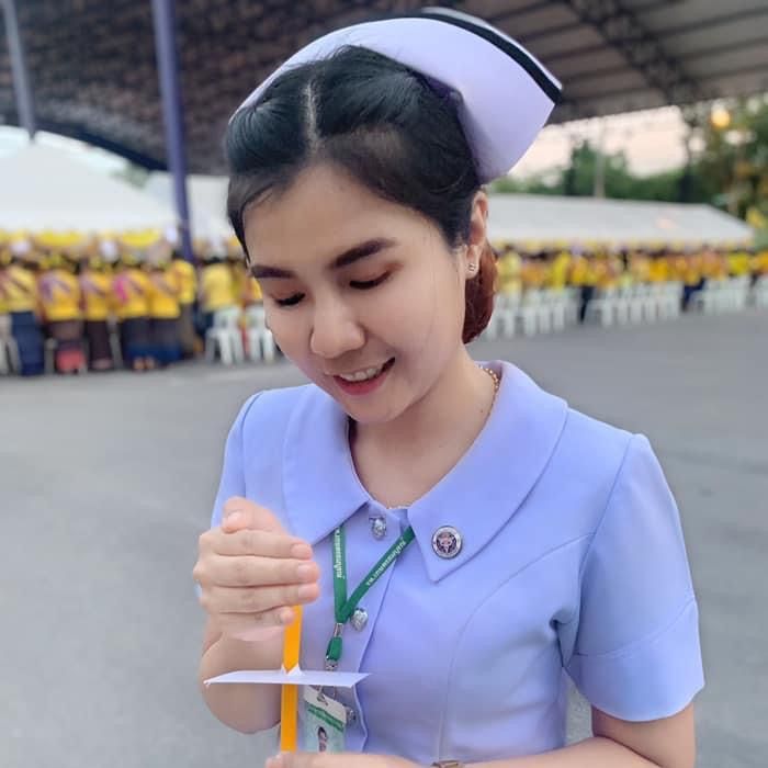 พยาบาลชุดขาว