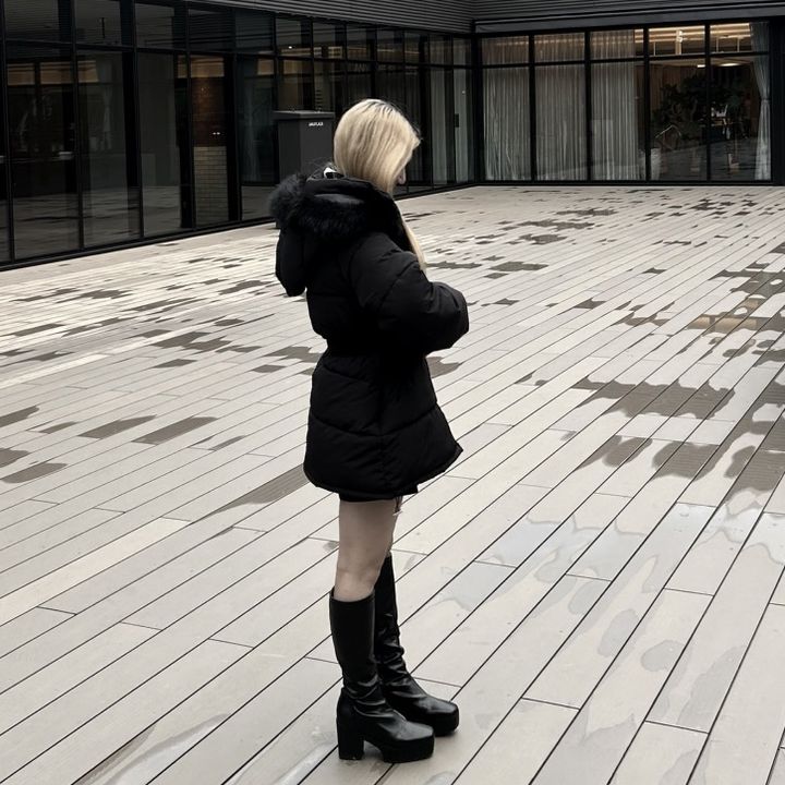 女