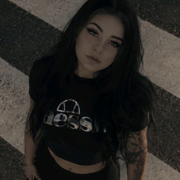 K E S H🦋🖤