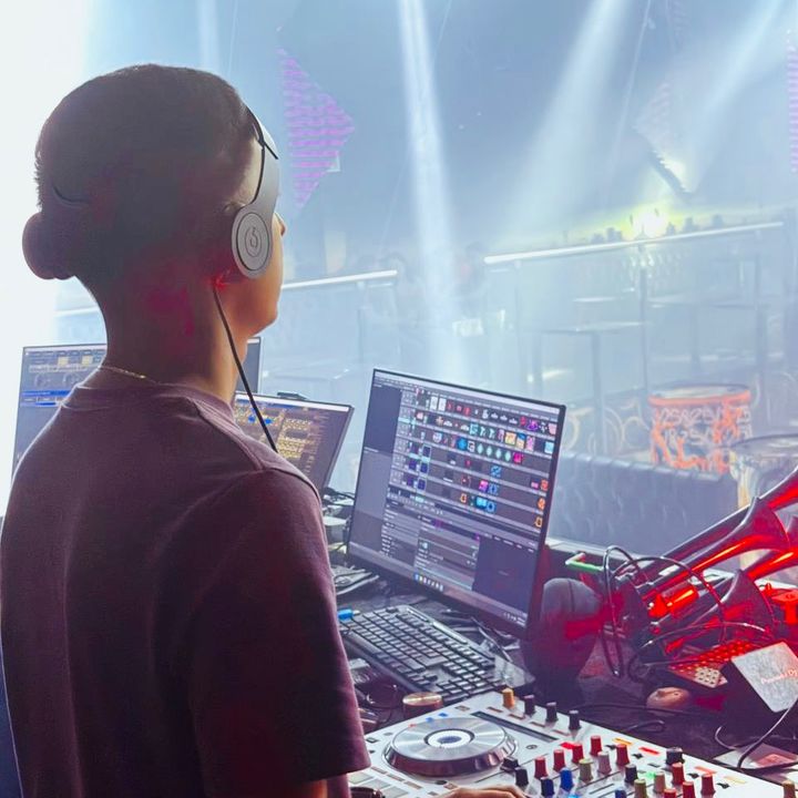 DJ Cʜʀɪsʟᴇʏ