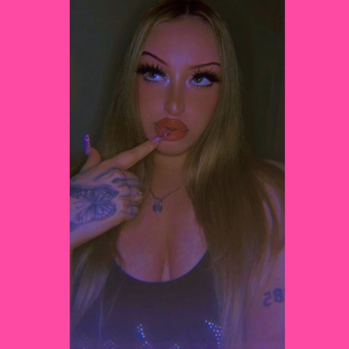 𝓓𝓮$🍒.