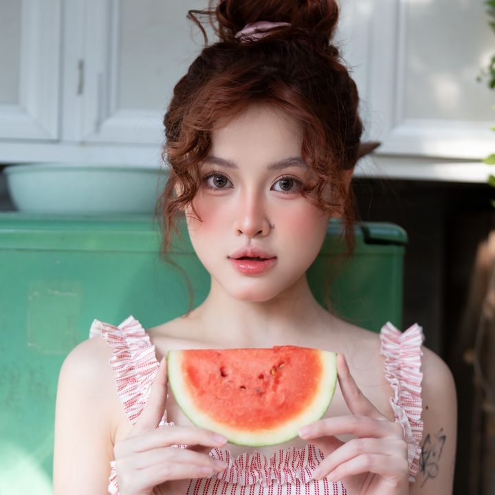 Mouzy đang học makeup