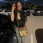🧍🏽‍♀️